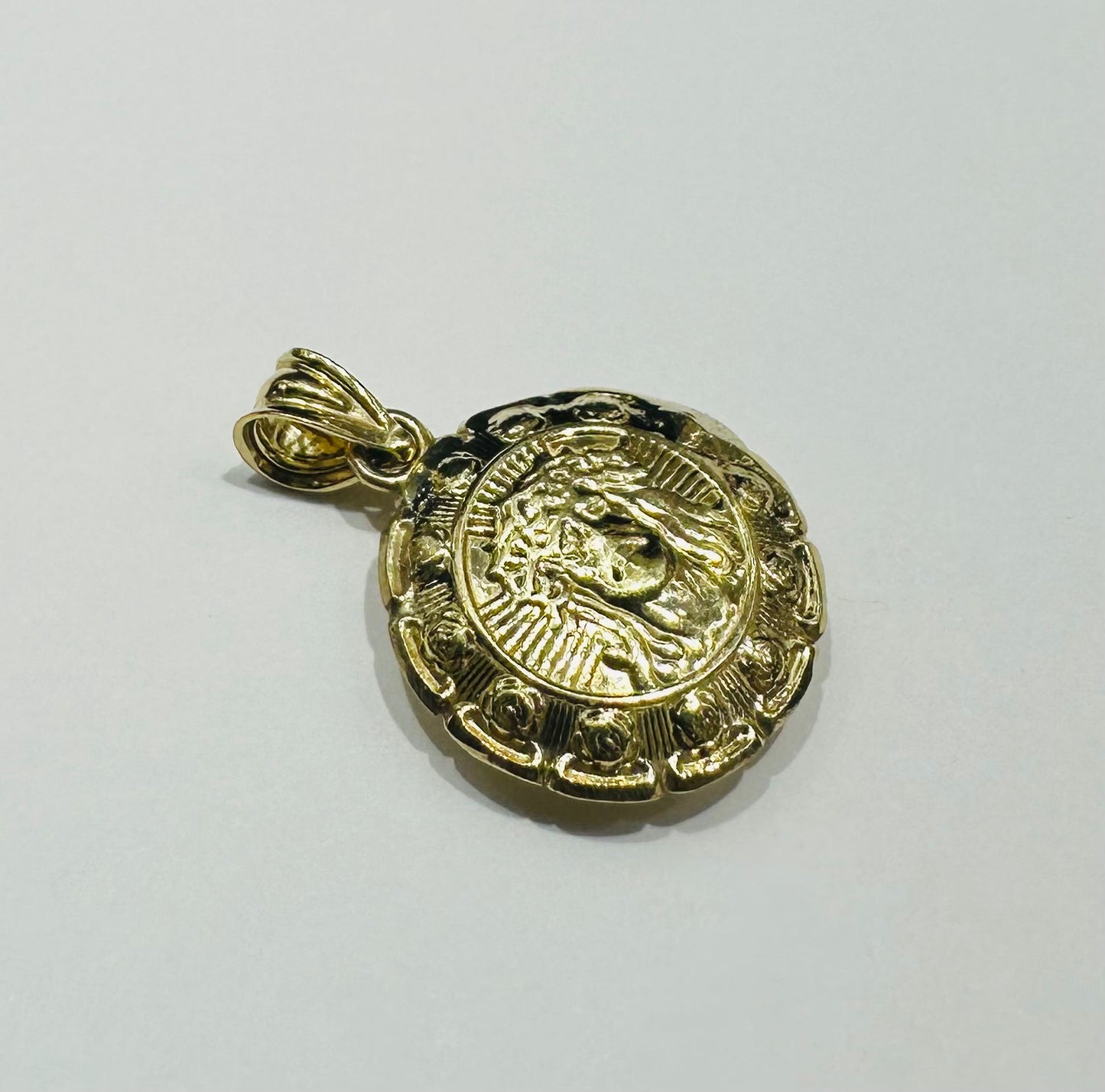 10K GOLD ROUND JESUS/ VIRGIN MARY PENDANT- WEIGHT: 2.4gm