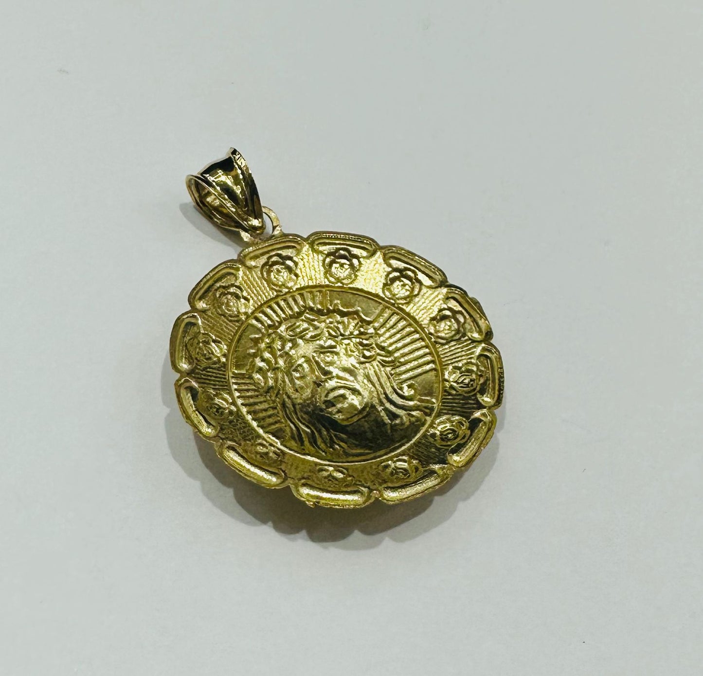 10K GOLD ROUND JESUS FACE PENDANT- WEIGHT: 2.3gm