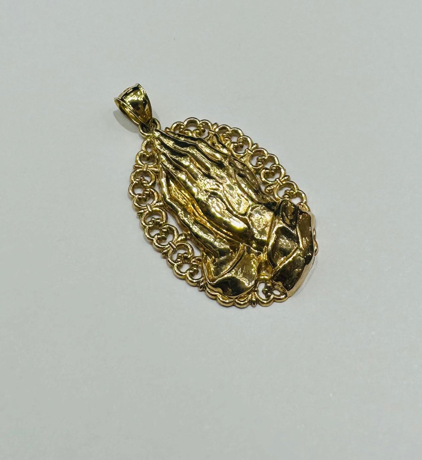 10K GOLD PRAYING HANDS PENDANT- WEIGHT: 3.8gm