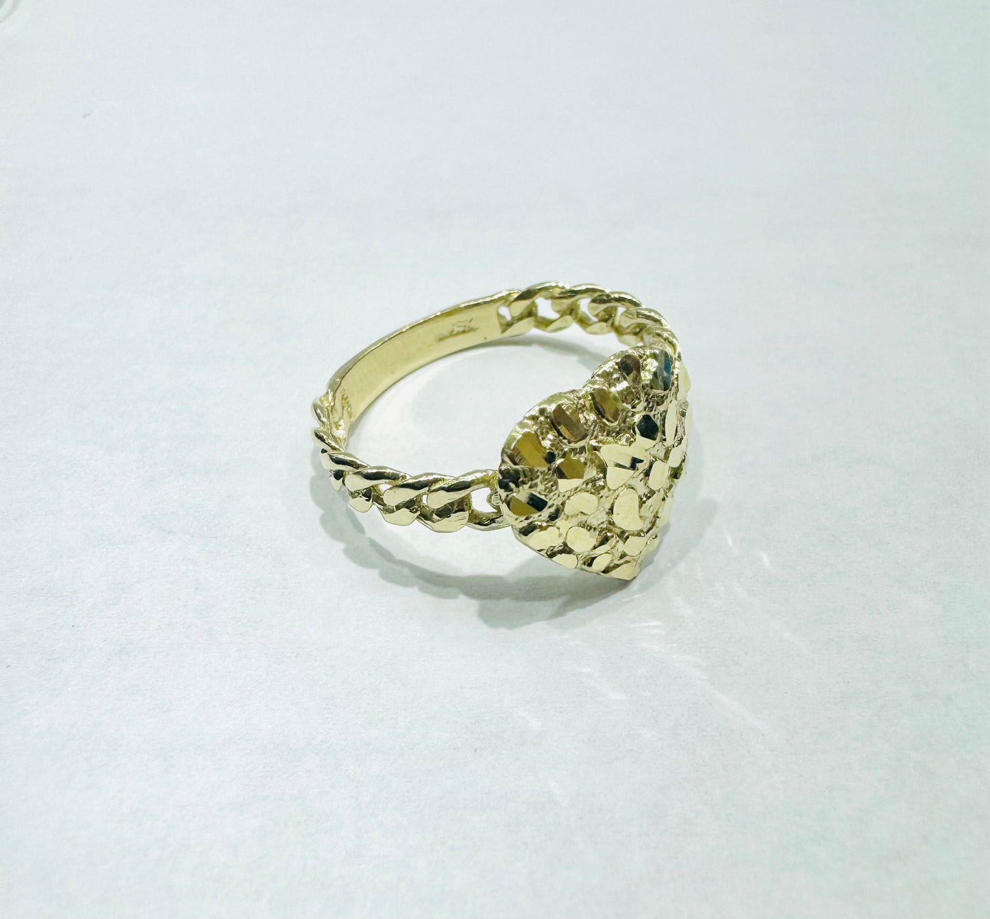 10K GOLD HEART NUGGET RING WITH CUBAN LINK BAND, WEIGHT: 2.4gm, SIZE: 8.5