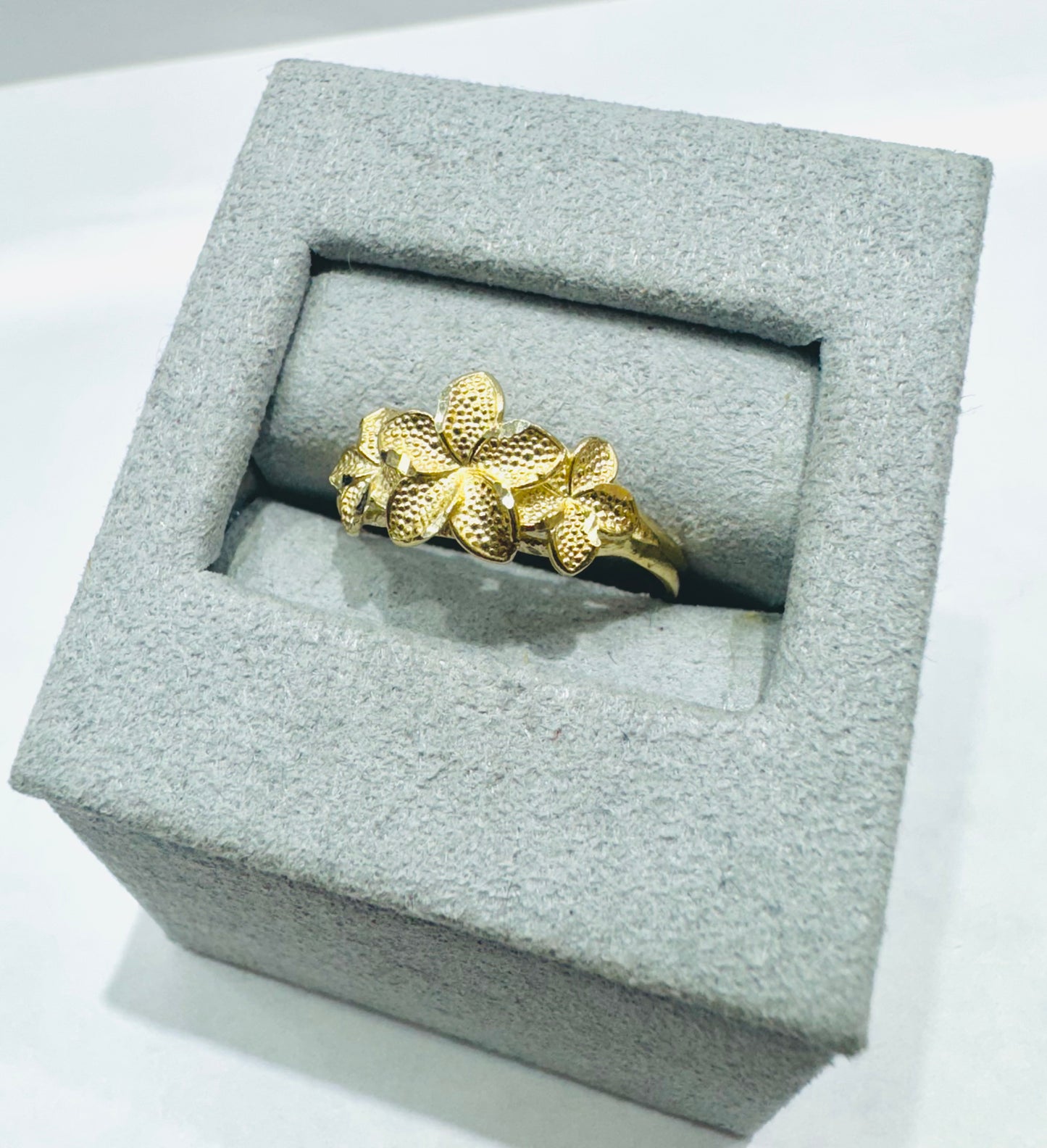 10K GOLD THREE PLUMERIA FLOWER RING, WEIGHT: 2.3gm, SIZE: 7.5