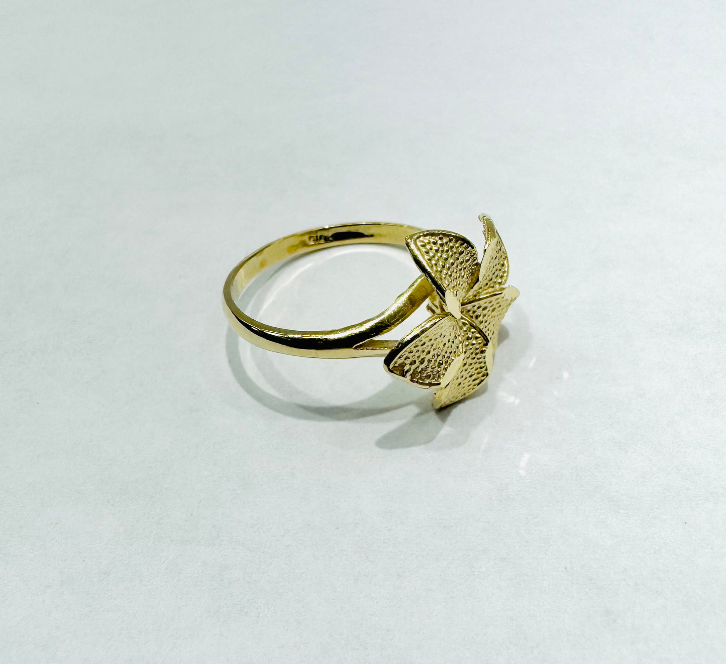 10K GOLD HIBISCUS FLOWER RING, WEIGHT: 1.9gm, SIZE: 6.5