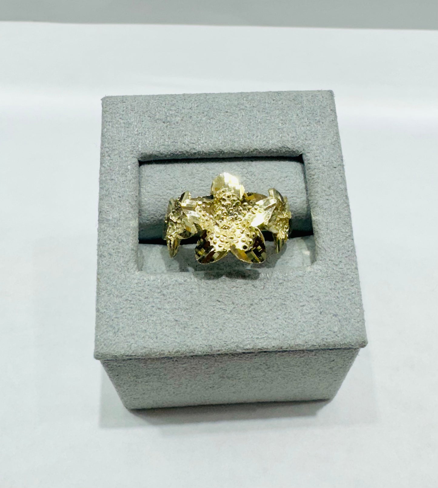 10K GOLD MULTI-HIBISCUS FLOWER RING, WEIGHT: 2.8gm, SIZE: 7