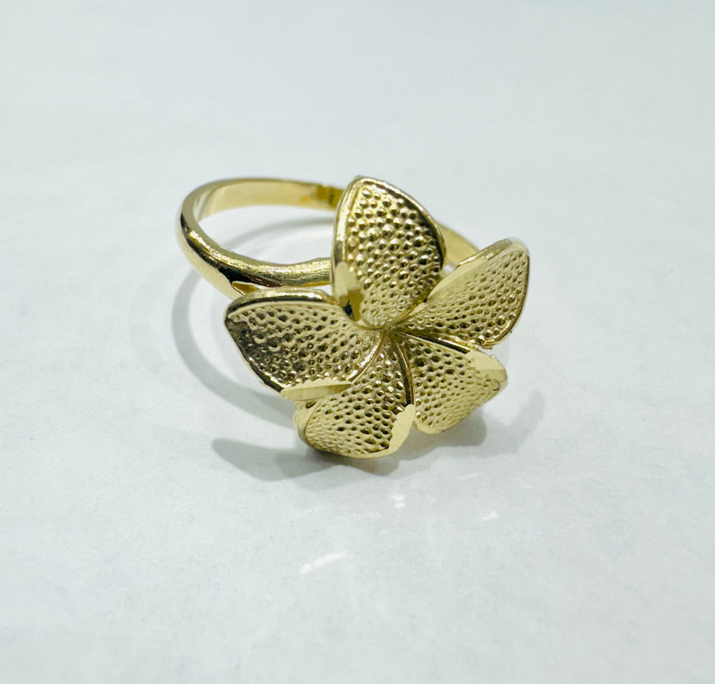 10K GOLD HIBISCUS FLOWER RING, WEIGHT: 1.9gm, SIZE: 6.5