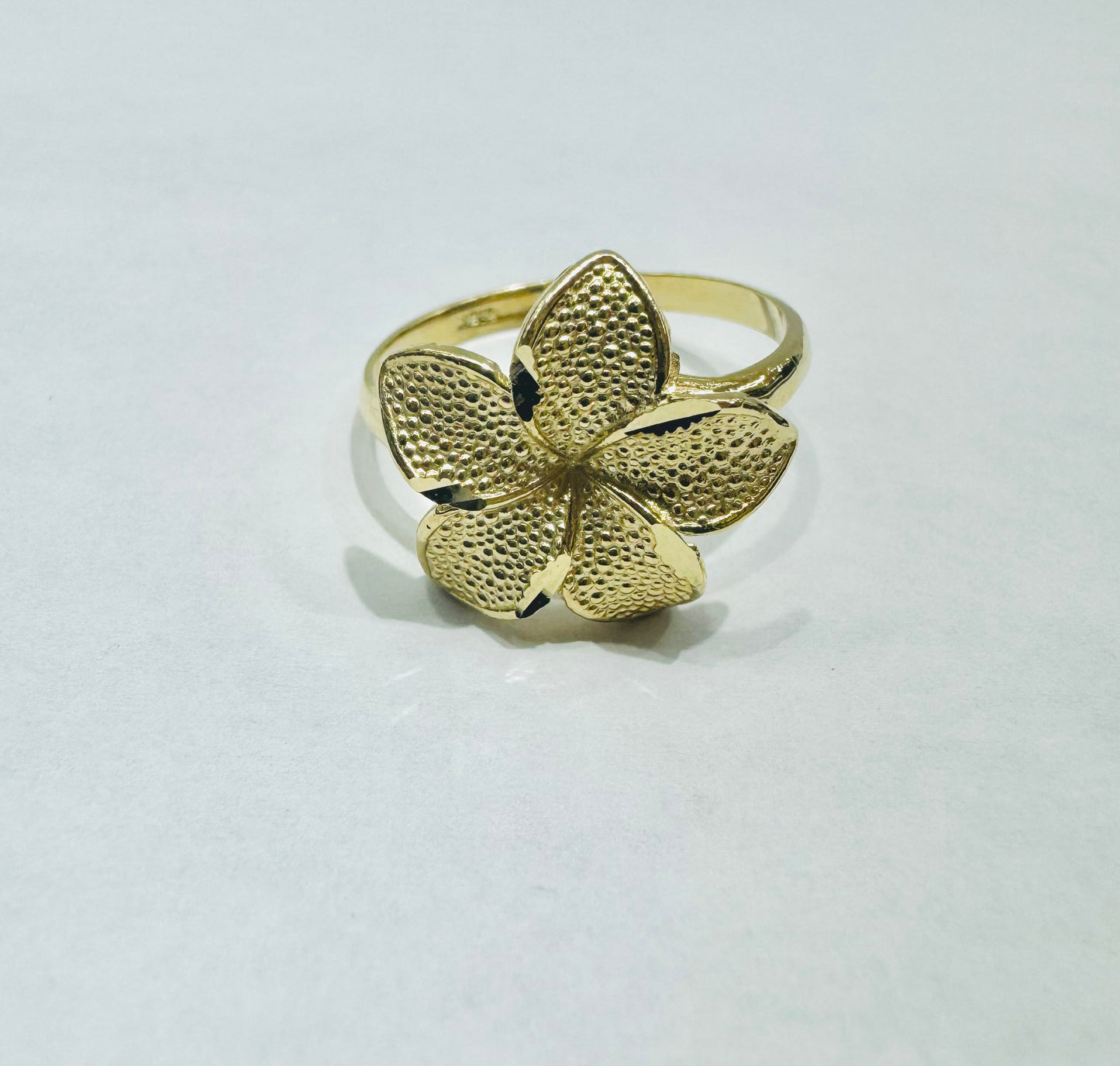 10K GOLD HIBISCUS FLOWER RING, WEIGHT: 1.9gm, SIZE: 6.5