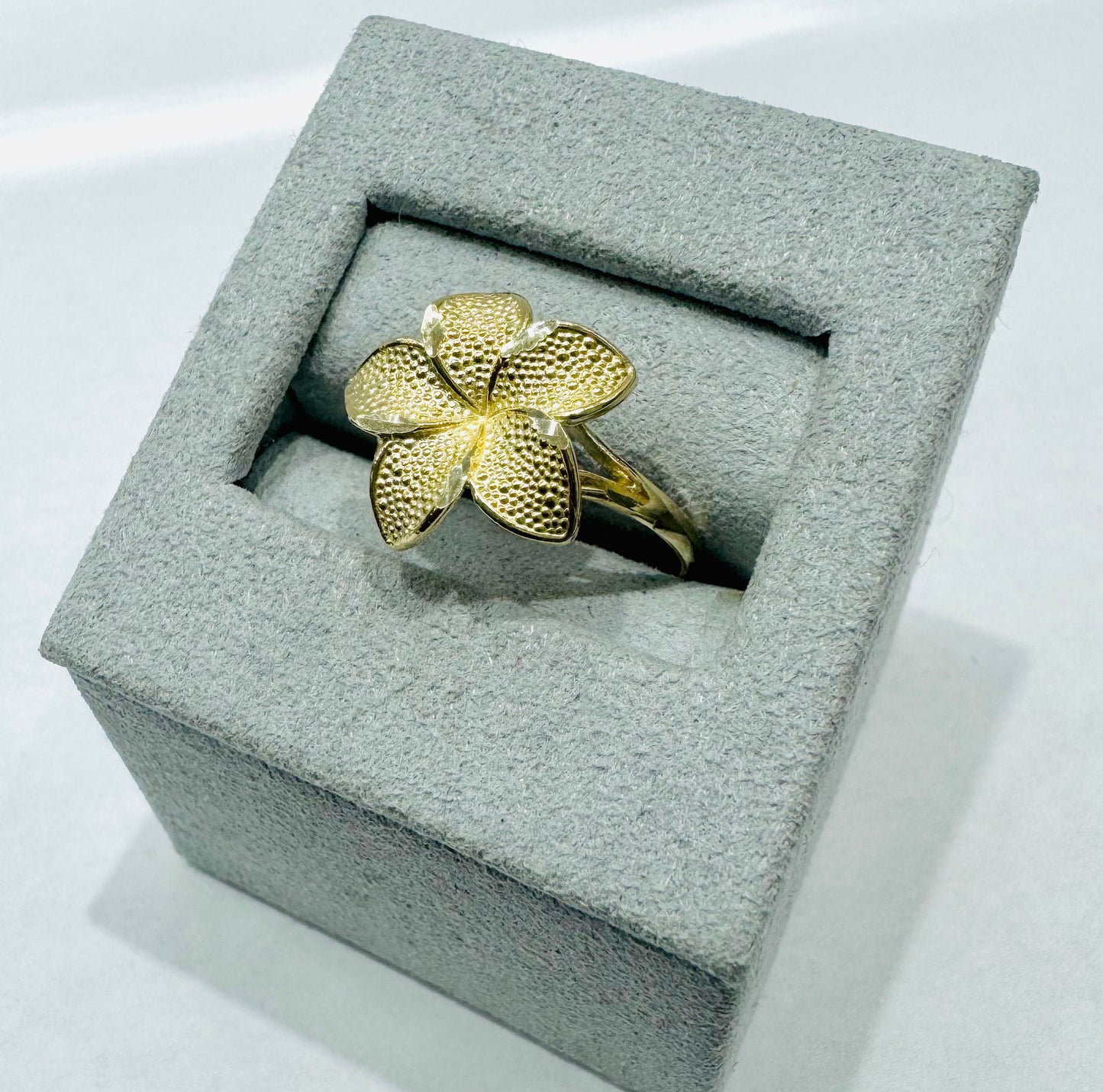 10K GOLD BIG PLUMERIA FLOWER RING, WEIGHT: 2gm, SIZE: 6.5