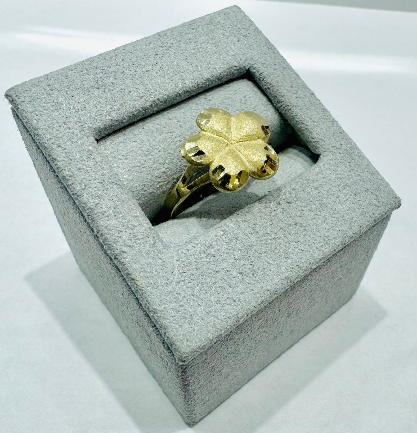 10K GOLD FLOWER RING, WEIGHT: 2.1gm, SIZE: 7