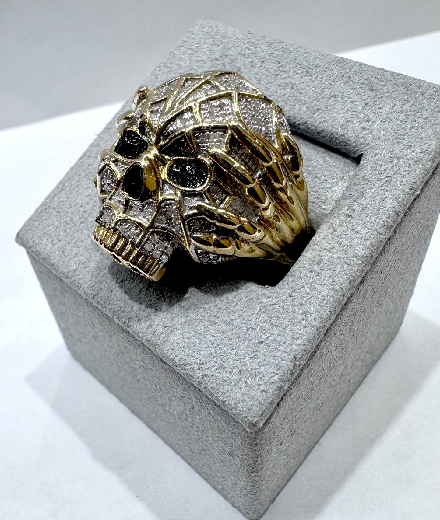 10K GOLD MEN’S NATURAL DIAMOND SKULL RING 0.31CTW, SIZE: 10