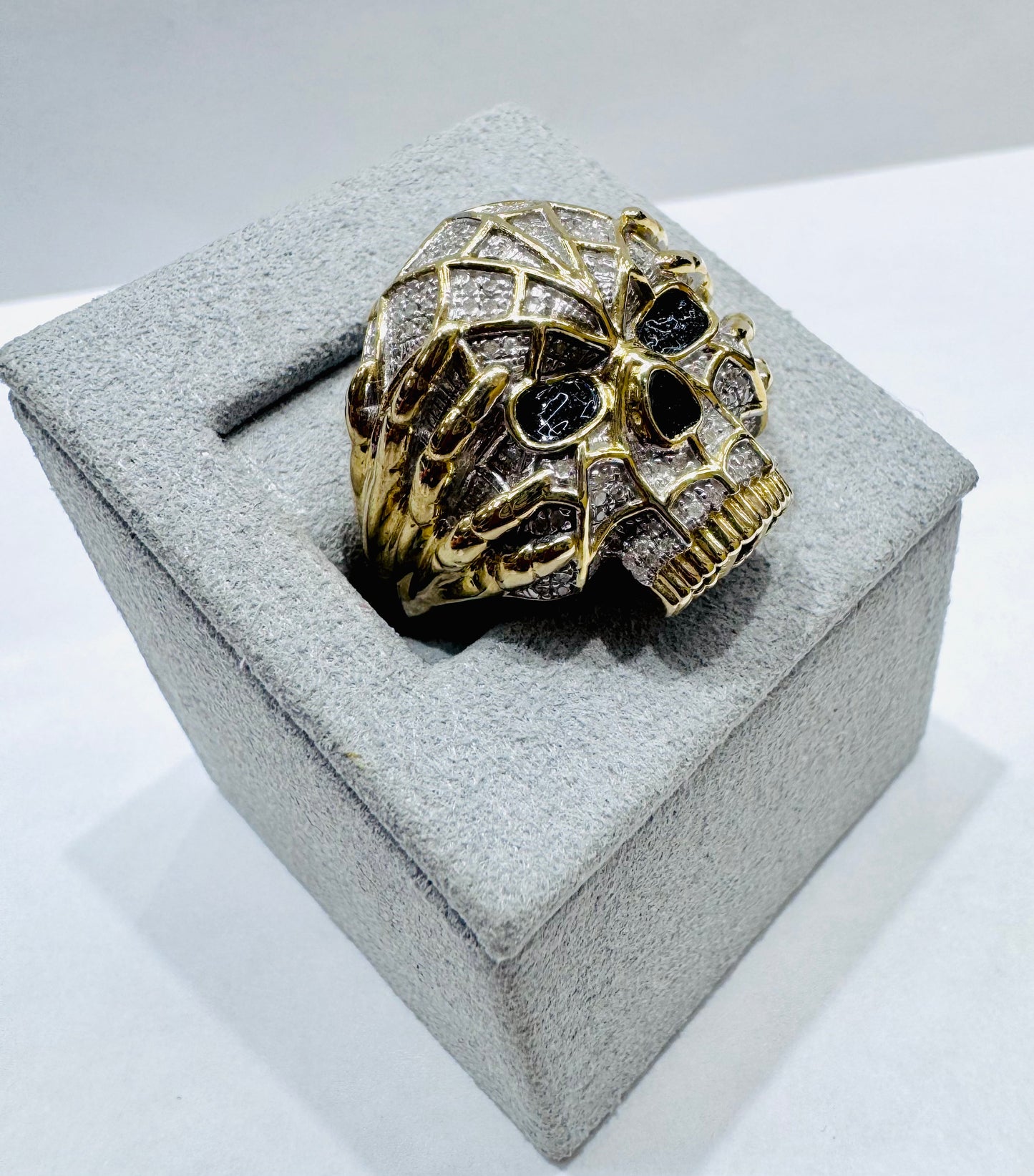 10K GOLD MEN’S NATURAL DIAMOND SKULL RING 0.31CTW, SIZE: 10