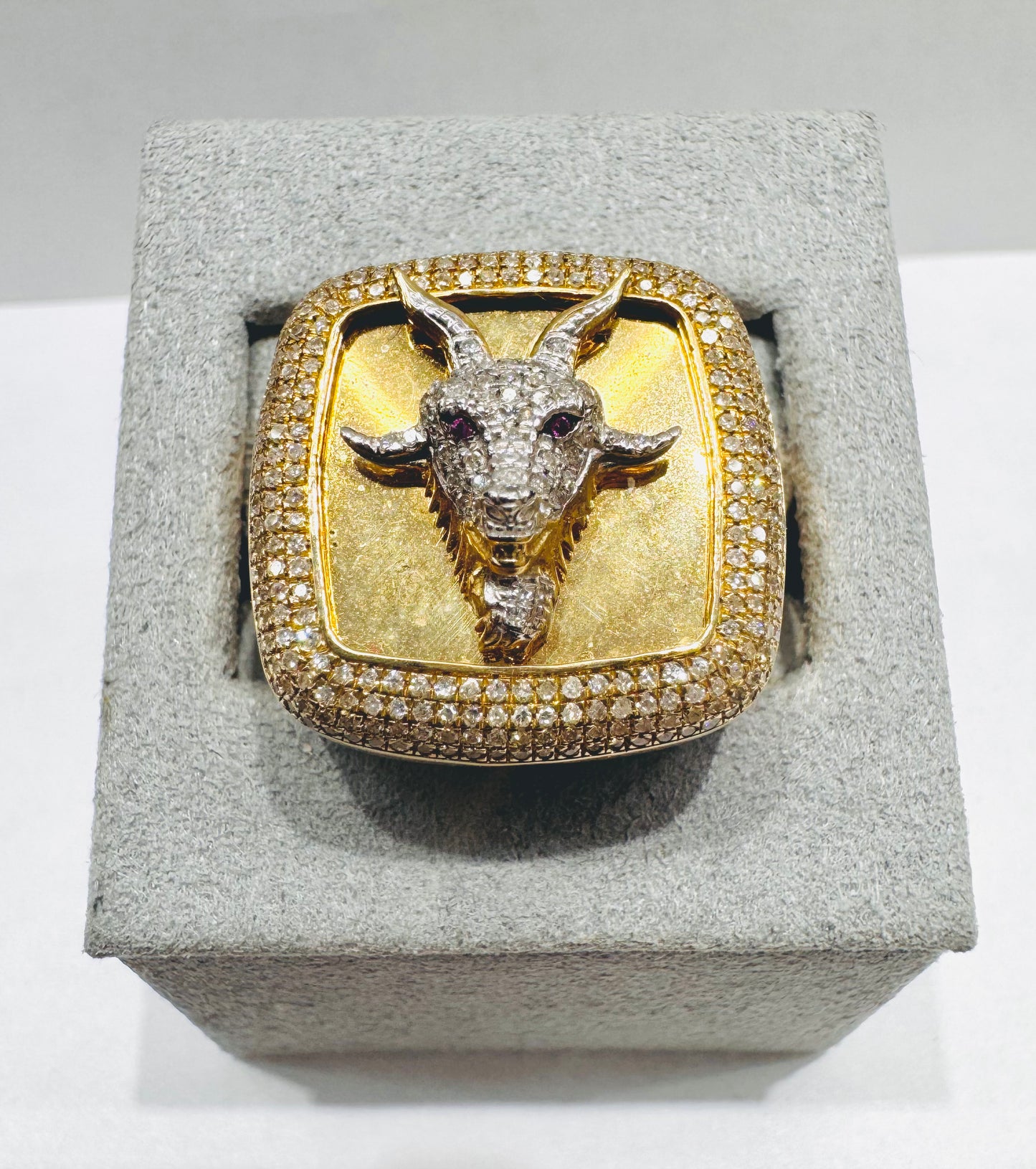 10K GOLD MEN’S NATURAL DIAMOND “GOAT” RING 0.75CTW, SIZE: 10
