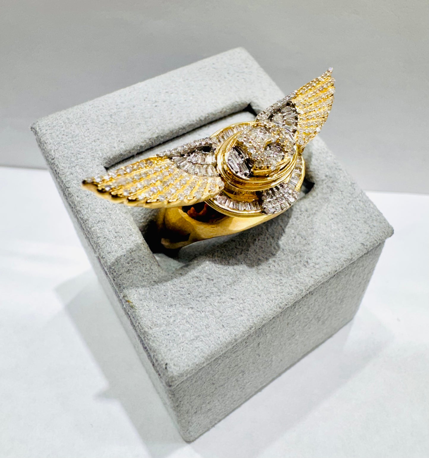 10K GOLD MEN’S NATURAL DIAMOND BENTLEY LOGO RING 1.25CT, SIZE: 10