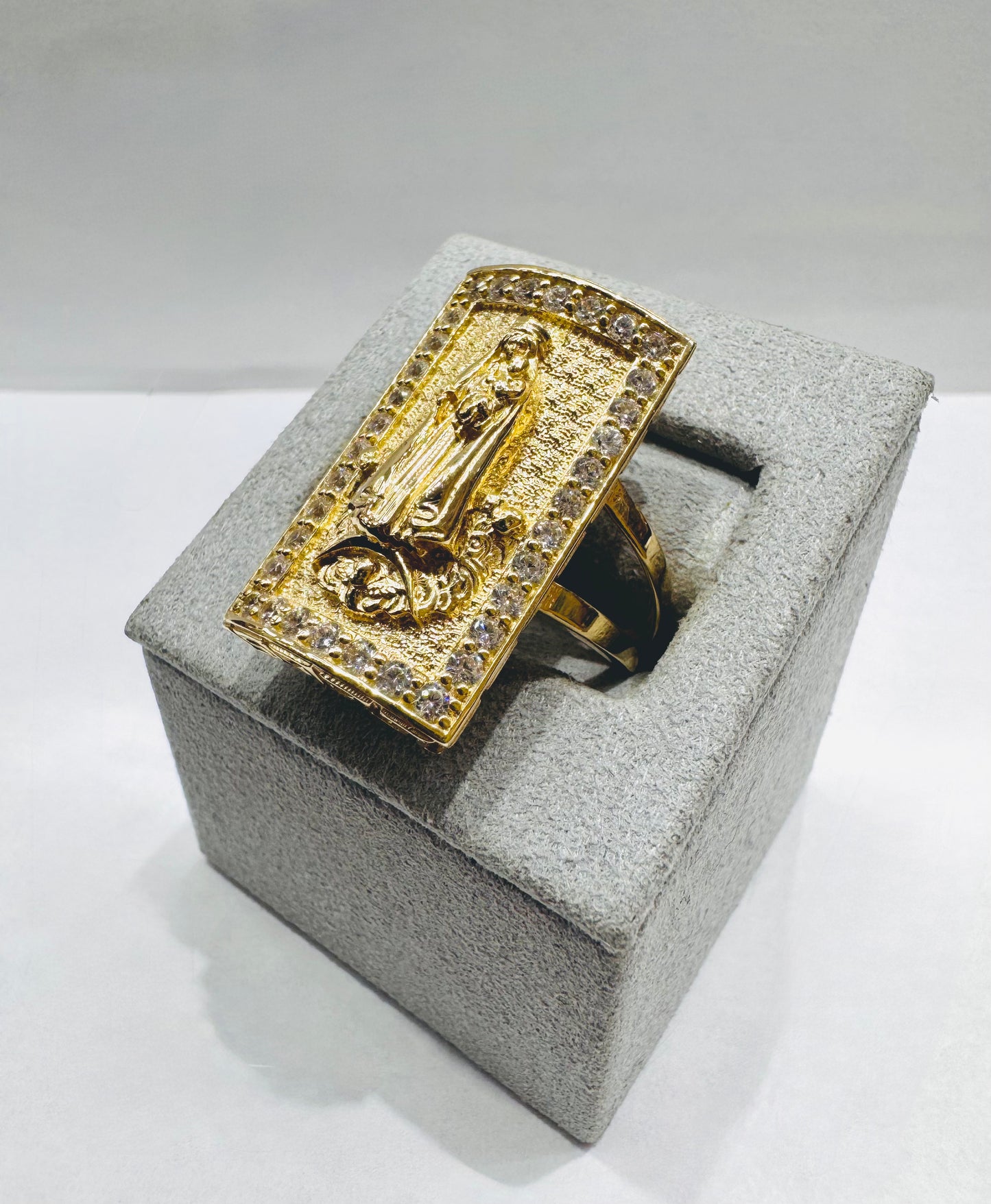 10K GOLD VIRGIN MARY RING WITH CZ STONES, WEIGHT: 7.4gm, SIZE: 10.5