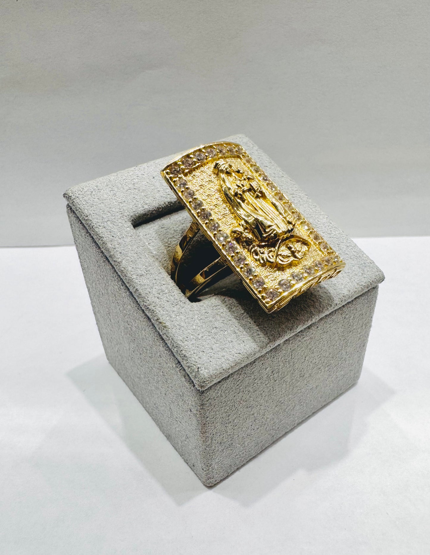 10K GOLD VIRGIN MARY RING WITH CZ STONES, WEIGHT: 7.4gm, SIZE: 10.5