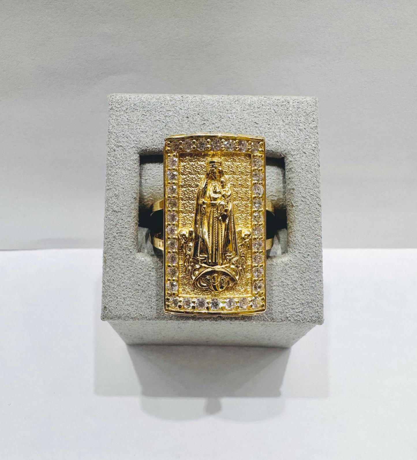 10K GOLD VIRGIN MARY RING WITH CZ STONES, WEIGHT: 7.4gm, SIZE: 10.5