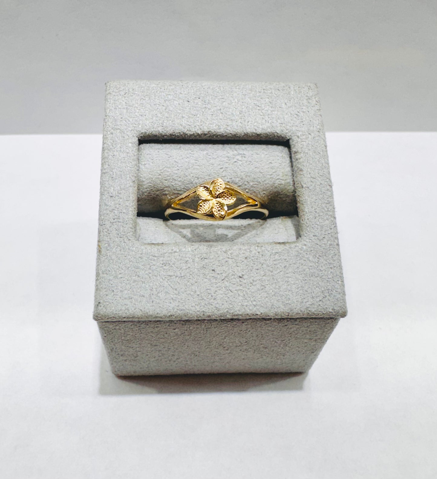 10K GOLD SMALL HIBISCUS RING, WEIGHT: 1.3gm, SIZE: 6.5