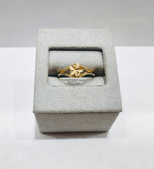 10K GOLD SMALL HIBISCUS RING, WEIGHT: 1.3gm, SIZE: 6.5