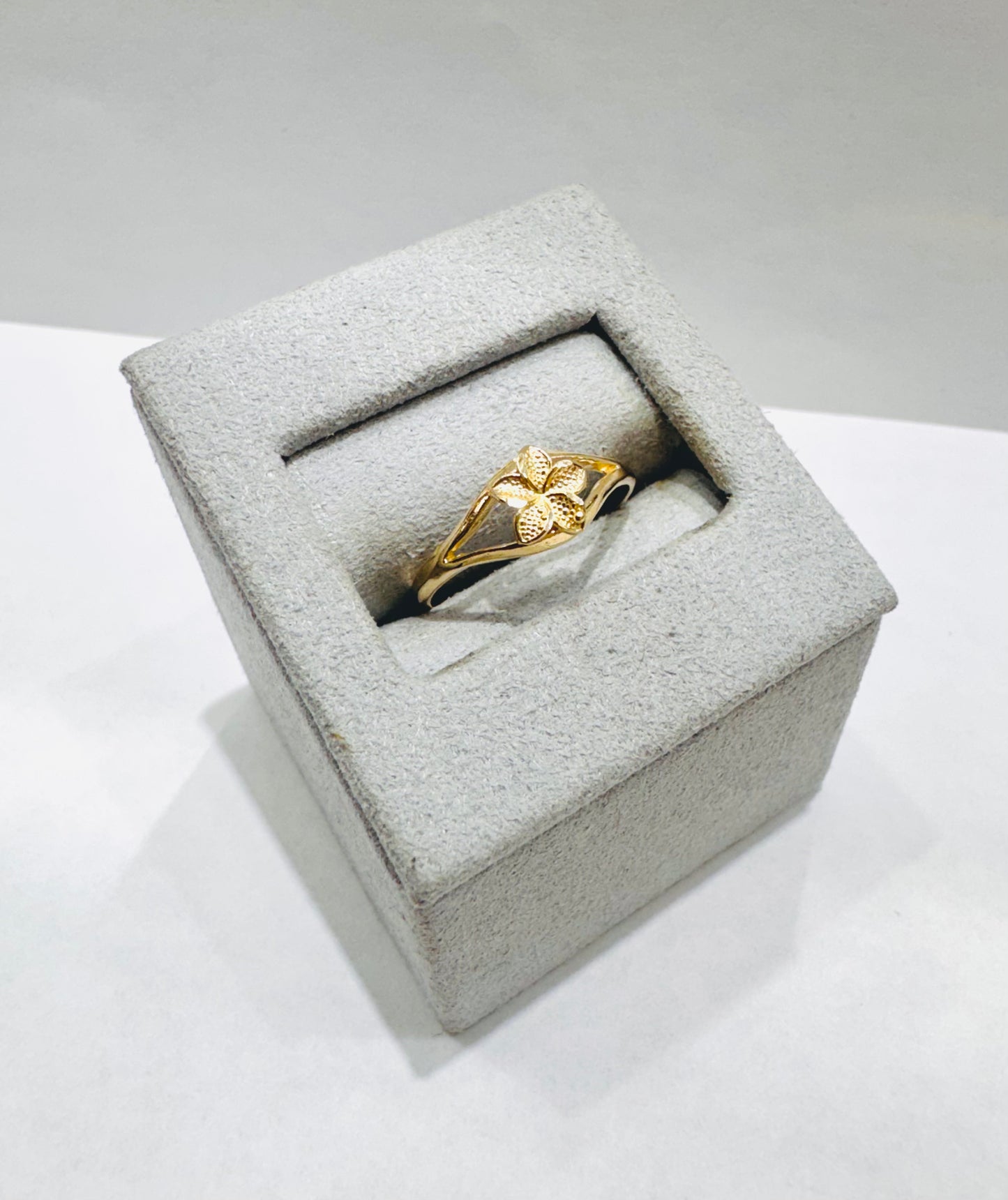 10K GOLD SMALL HIBISCUS RING, WEIGHT: 1.3gm, SIZE: 6.5