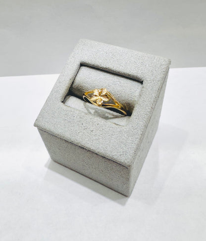 10K GOLD SMALL HIBISCUS RING, WEIGHT: 1.3gm, SIZE: 6.5