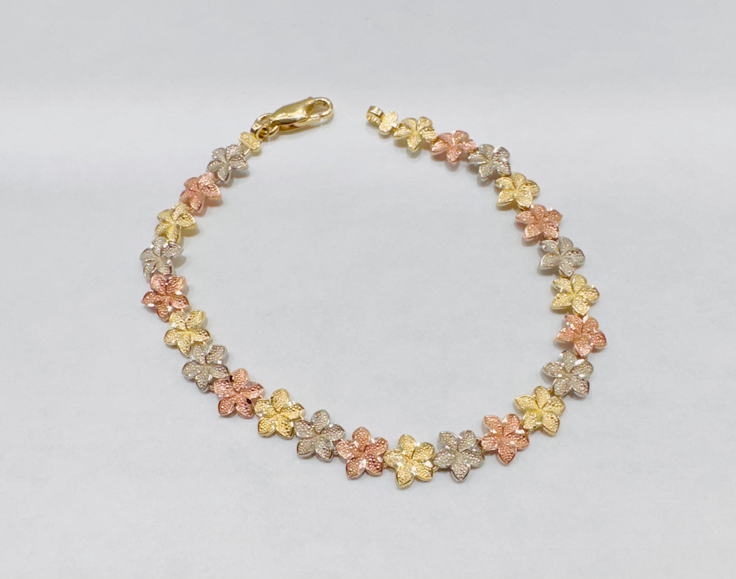 10K GOLD THREE TONE HIBISCUS FLOWER BRACELET 7”, WEIGHT: 6.2gm