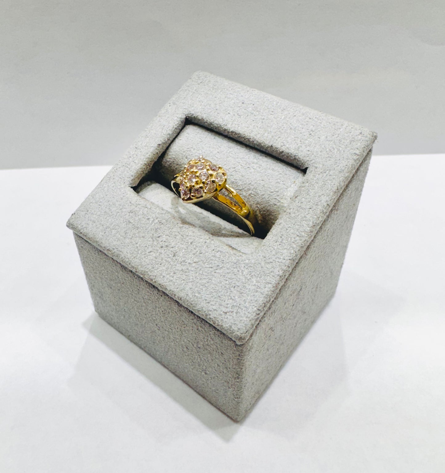 10K GOLD SMALL HEART RING WITH WHITE CZ STONES, WEIGHT: 1.5gm, SIZE: 6