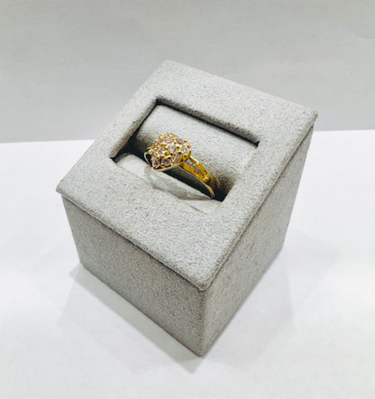 10K GOLD SMALL HEART RING WITH WHITE CZ STONES, WEIGHT: 1.5gm, SIZE: 6