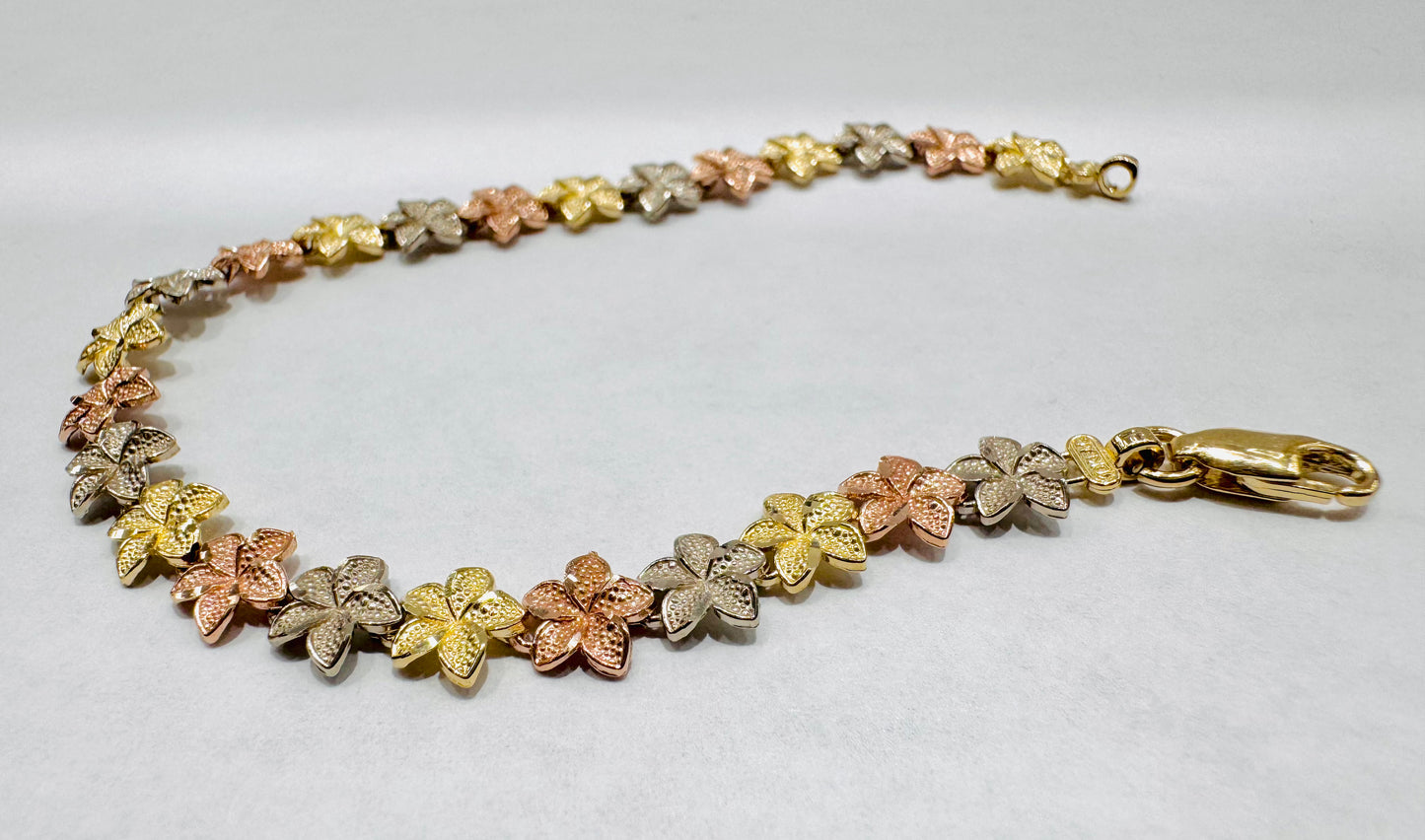 10K GOLD THREE TONE HIBISCUS FLOWER BRACELET 7”, WEIGHT: 6.2gm