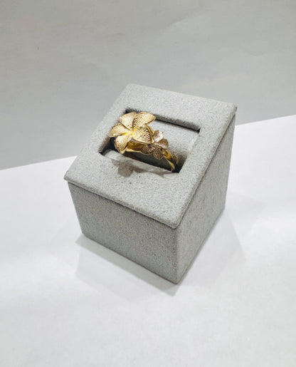 10K GOLD THREE TONE HIBISCUS RING, WEIGHT: 3.2gm, SIZE: 7