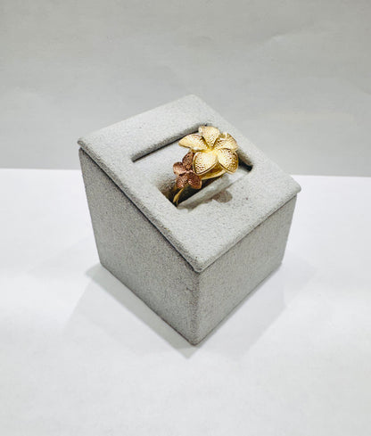 10K GOLD THREE TONE HIBISCUS RING, WEIGHT: 3.2gm, SIZE: 7
