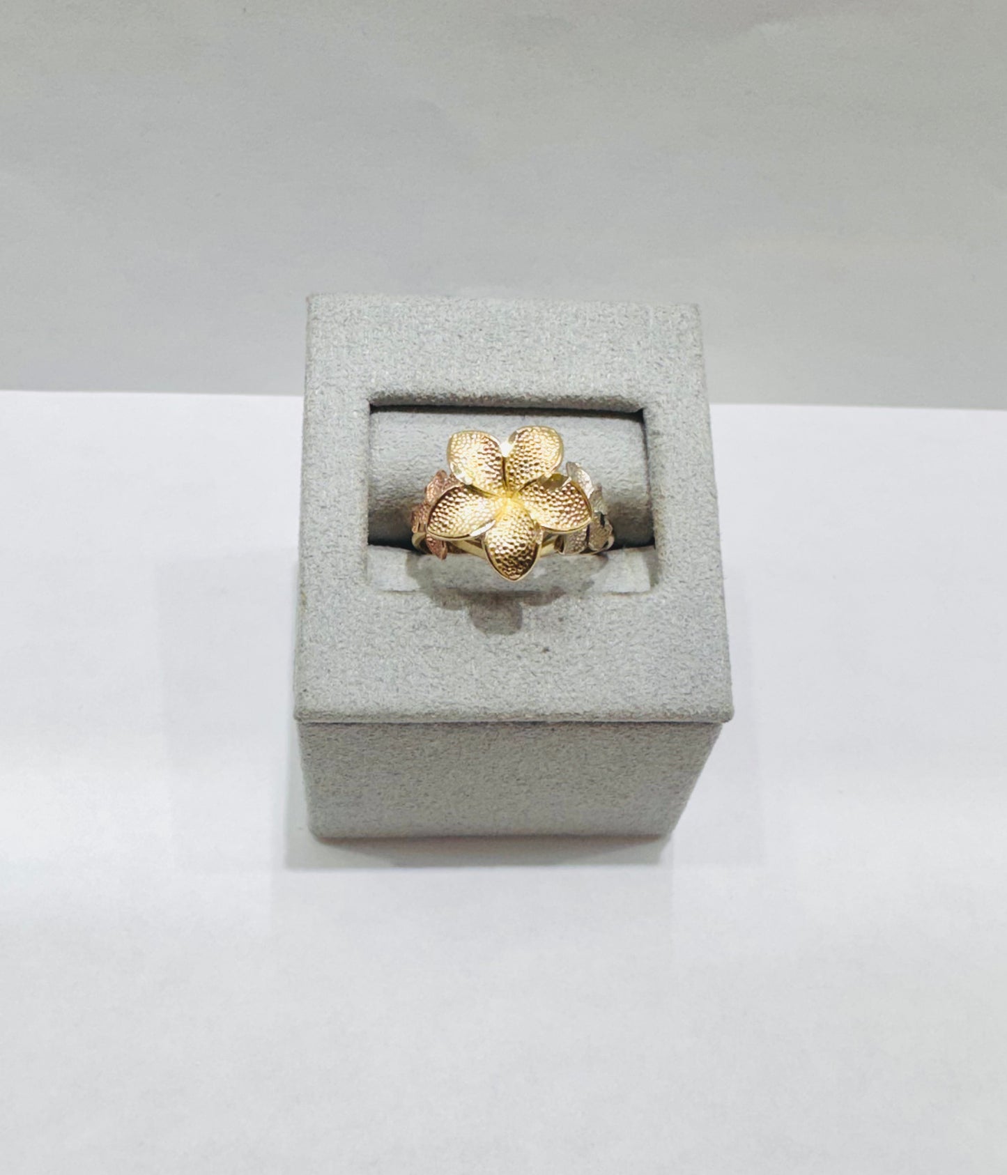 10K GOLD THREE TONE HIBISCUS RING, WEIGHT: 3.2gm, SIZE: 7