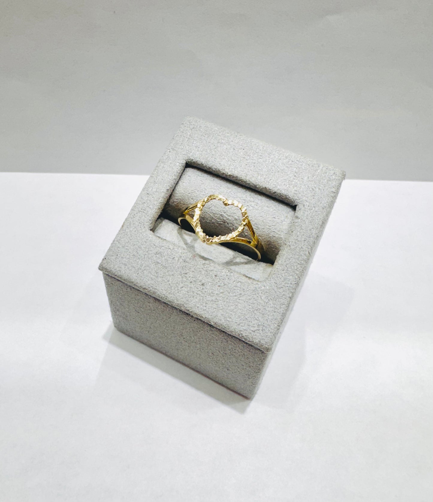 10K GOLD SMALL HEART RING, WEIGHT: 1.1gm, SIZE: 9