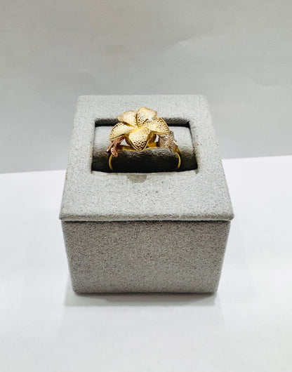 10K GOLD THREE TONE HIBISCUS RING, WEIGHT: 3.2gm, SIZE: 7
