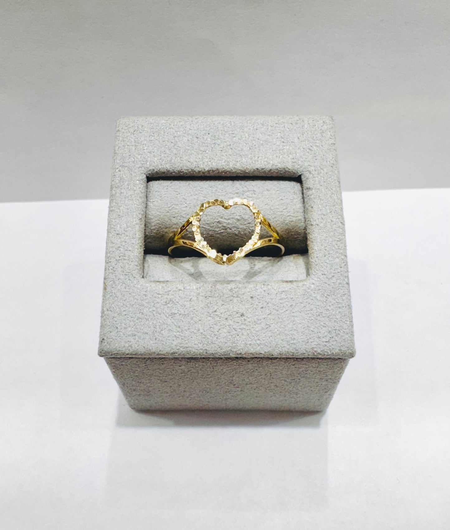 10K GOLD SMALL HEART RING, WEIGHT: 1.1gm, SIZE: 9