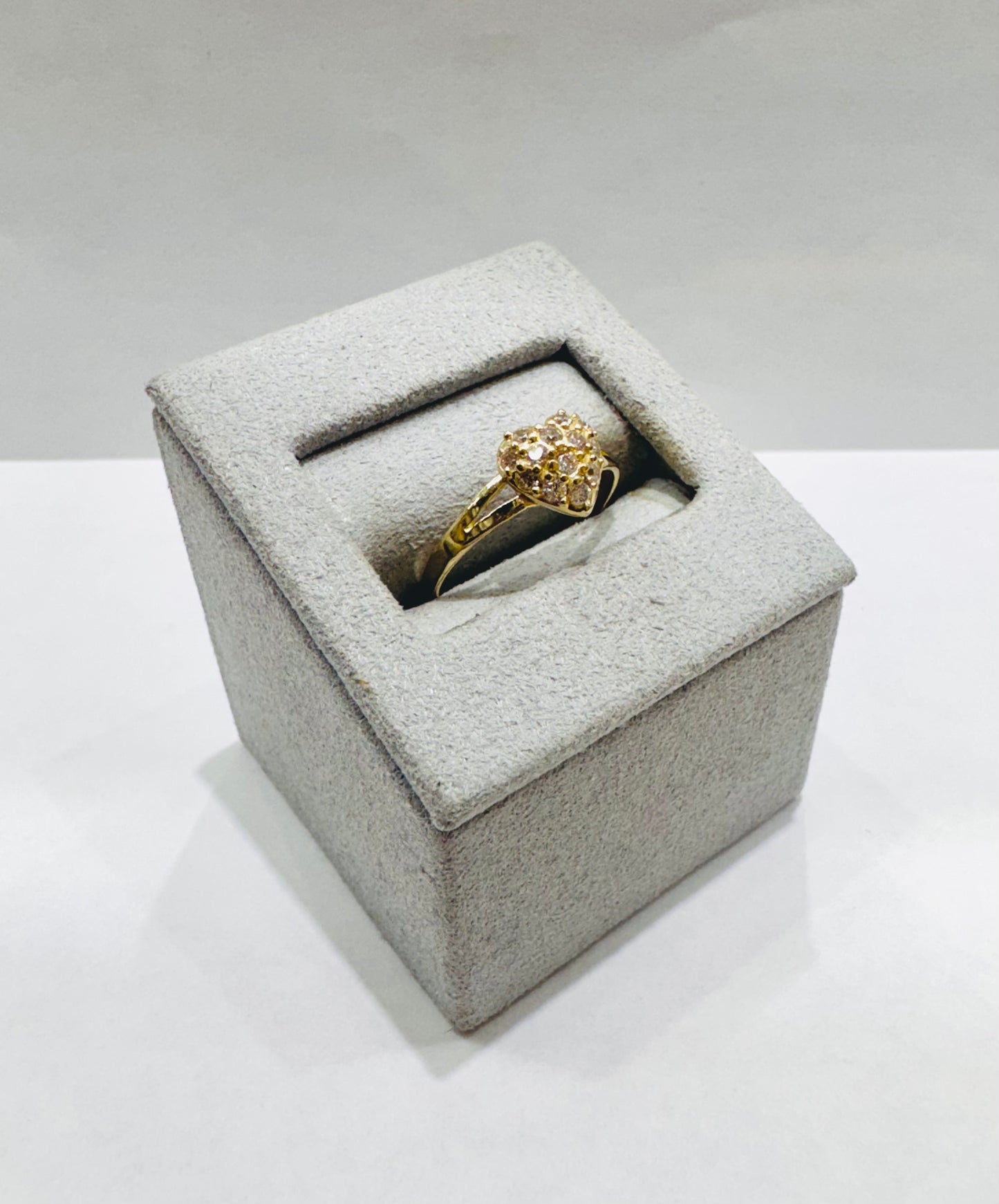 10K GOLD SMALL HEART RING WITH WHITE CZ STONES, WEIGHT: 1.5gm, SIZE: 6