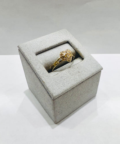 10K GOLD SMALL HEART RING WITH WHITE CZ STONES, WEIGHT: 1.5gm, SIZE: 6