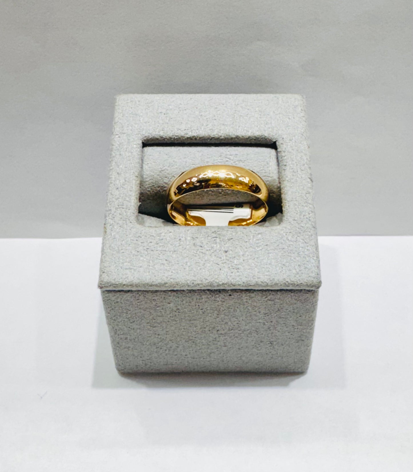 14K GOLD WEDDING BAND, SIZE: 8, WEIGHT: 3.7gm, WIDTH: 4.5mm