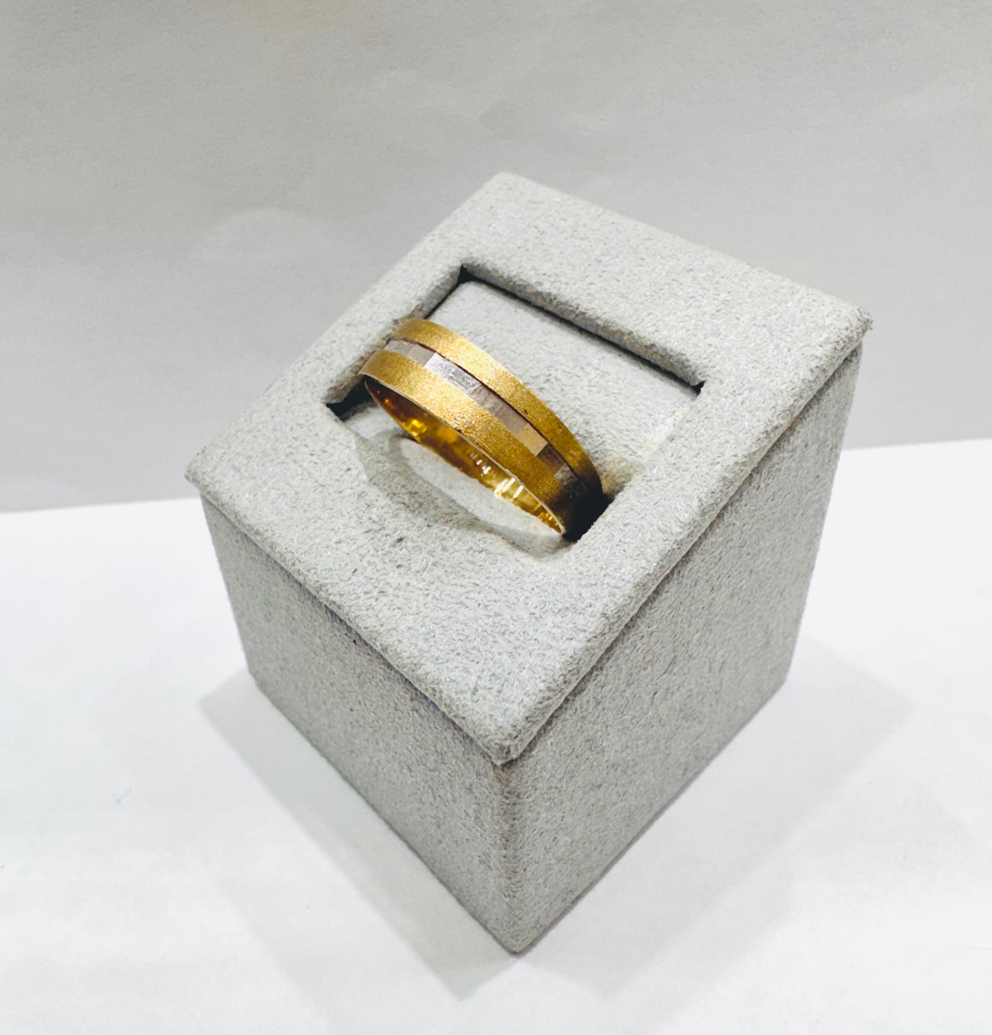 10K GOLD WEDDING BAND, WEIGHT: 2.9gm, SIZE: 10, WIDTH: 5.5mm