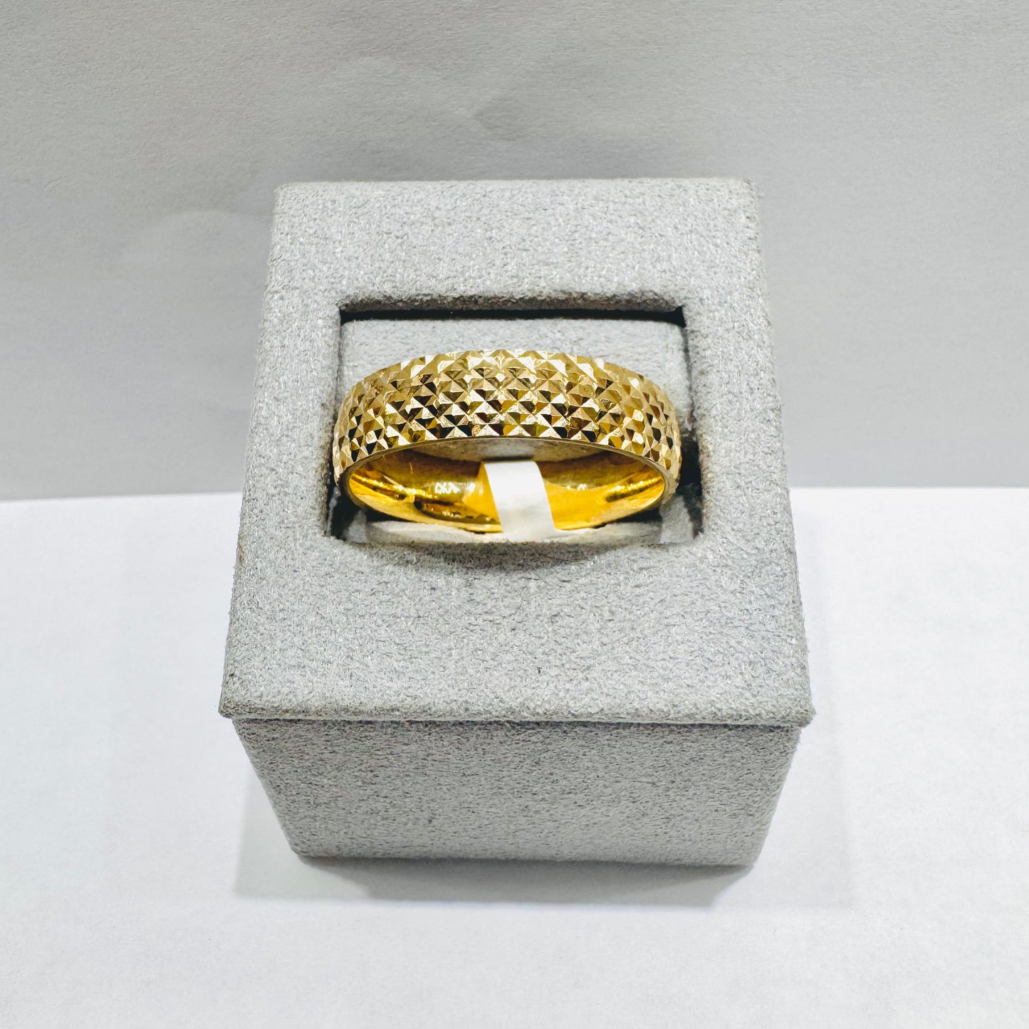 10K GOLD WEDDING BAND, WEIGHT: 2.9gm, SIZE: 8, WIDTH: 6mm