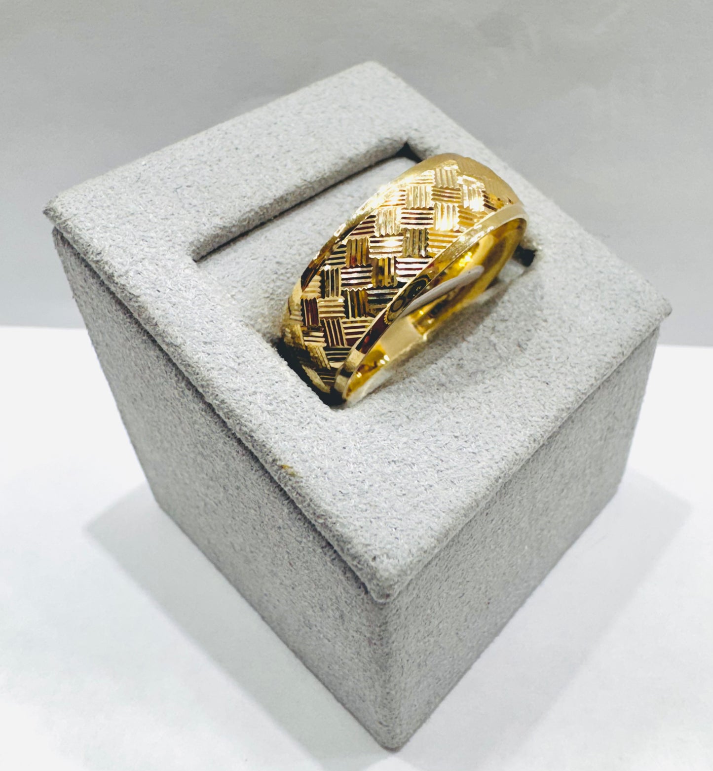 10K GOLD WEDDING BAND, WEIGHT: 4.2gm, SIZE: 10, WIDTH: 8mm