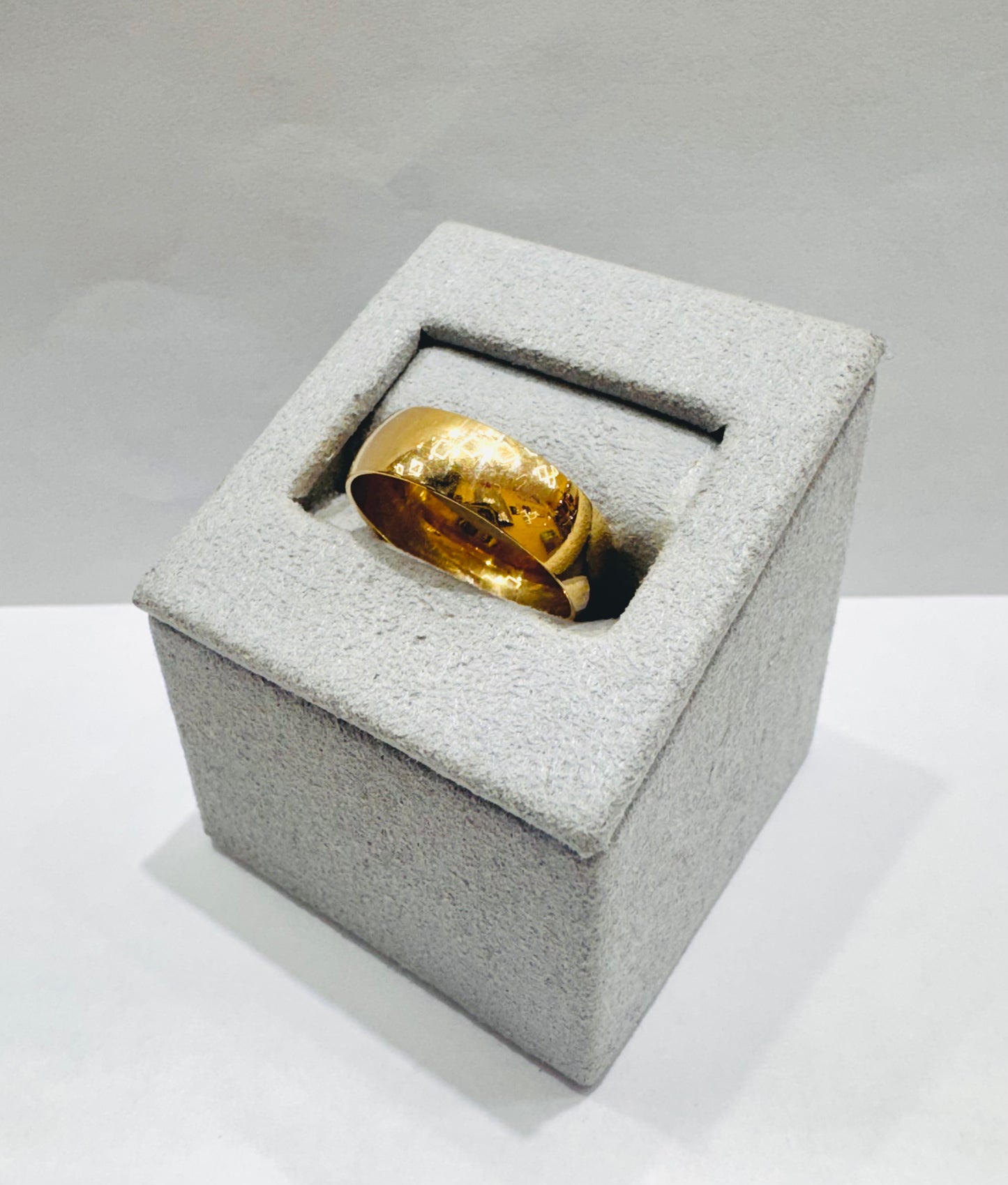 14K GOLD WEDDING BAND, WEIGHT: 2gm, SIZE: 8.5, WIDTH: 5.6mm