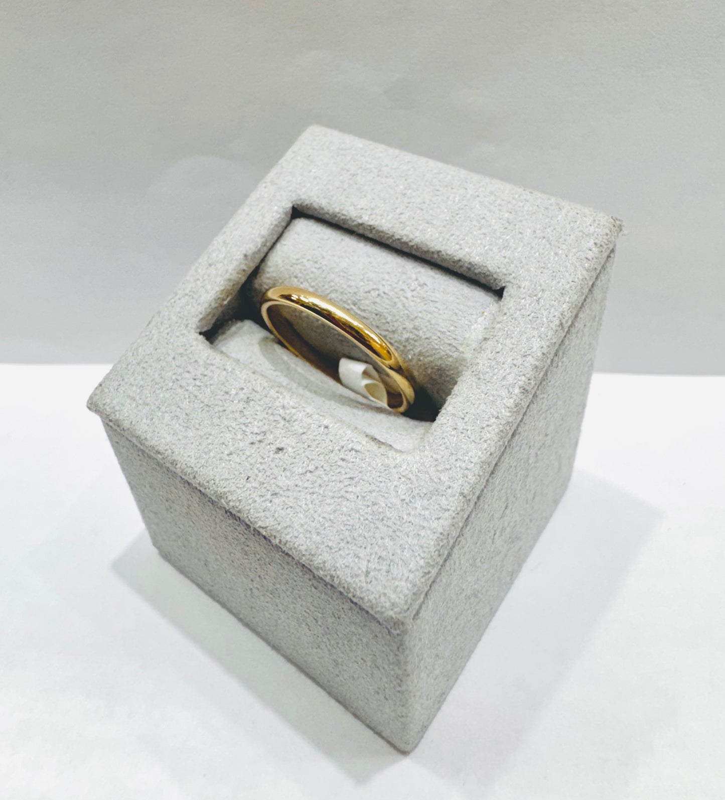 10K GOLD WEDDING BAND, WEIGHT: 1.5gm, SIZE: 8, WIDTH: 2mm