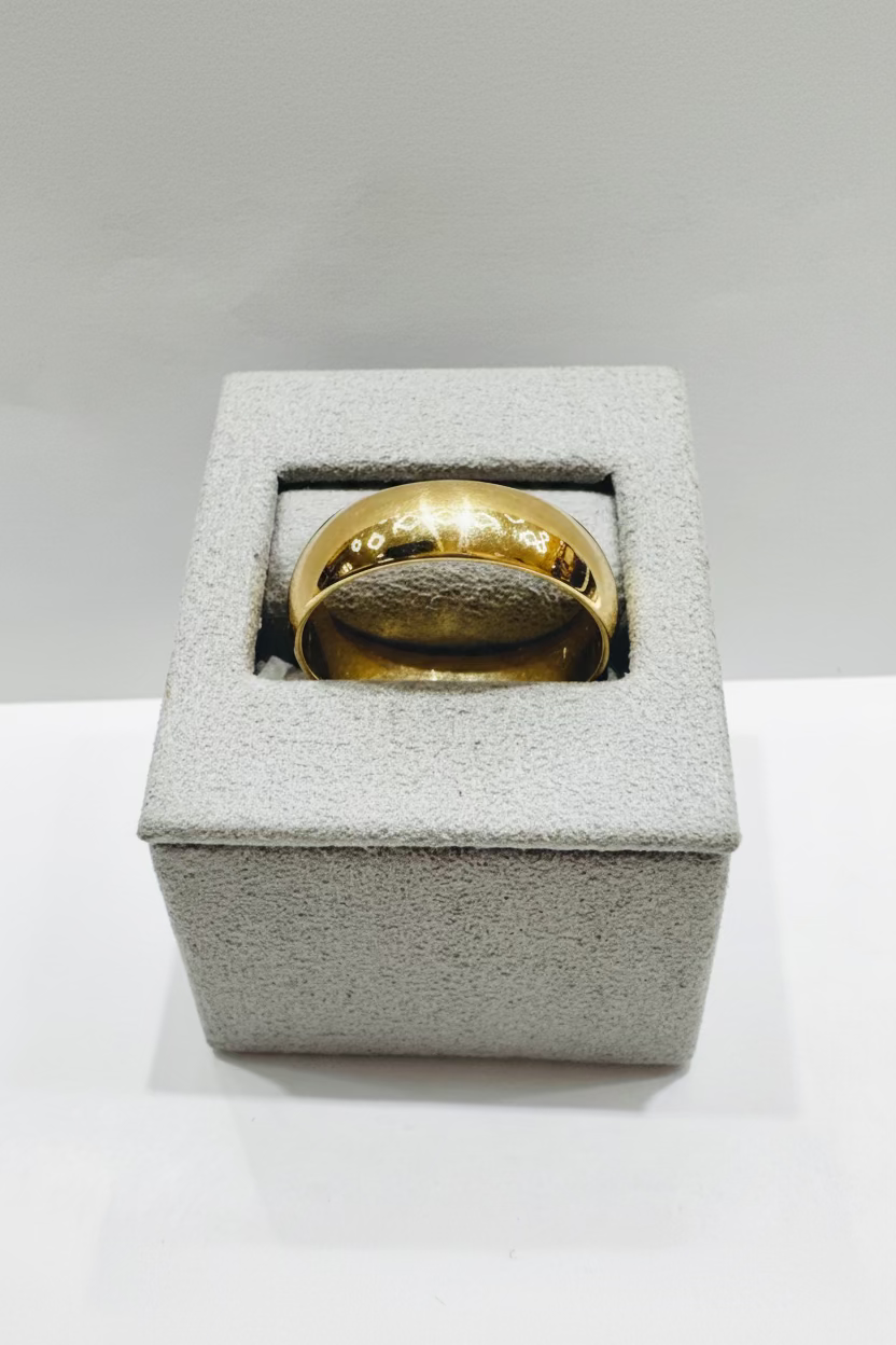 10K GOLD WEDDING BAND, WEIGHT: 5.8gm, SIZE: 11, WIDTH: 6.7mm