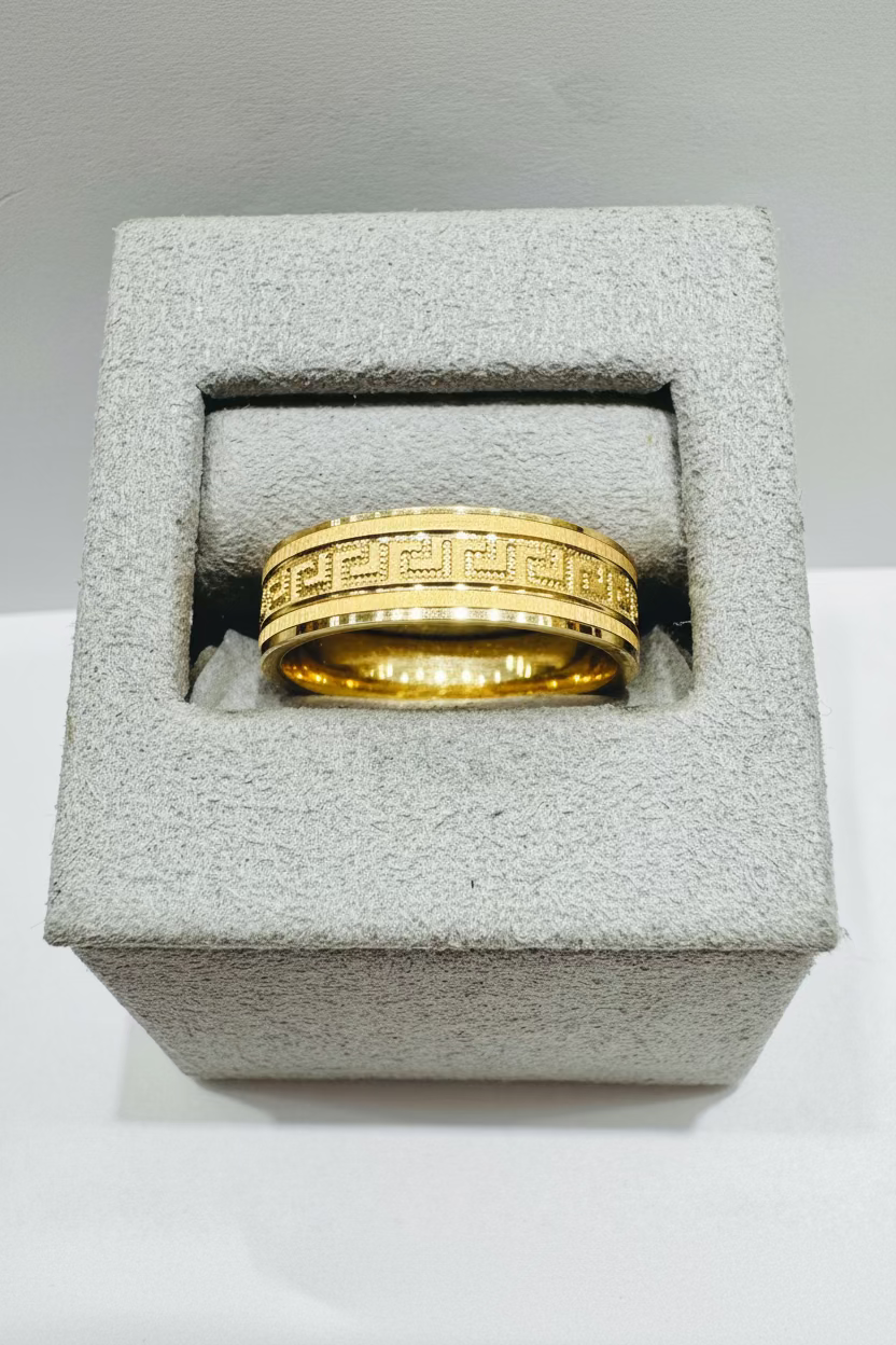 10K GOLD WEDDING BAND, WEIGHT: 3.2gm, SIZE: 7, WIDTH: 5.6mm