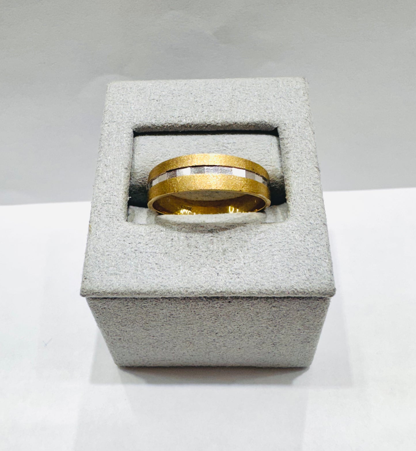 10K GOLD WEDDING BAND, WEIGHT: 2.9gm, SIZE: 10, WIDTH: 5.5mm