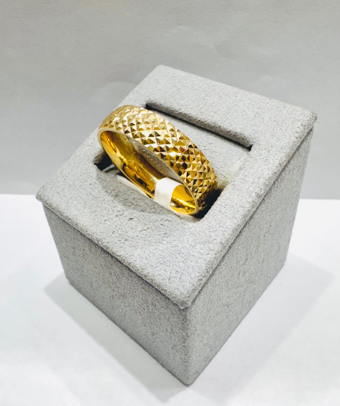 10K GOLD WEDDING BAND, WEIGHT: 2.9gm, SIZE: 8, WIDTH: 6mm