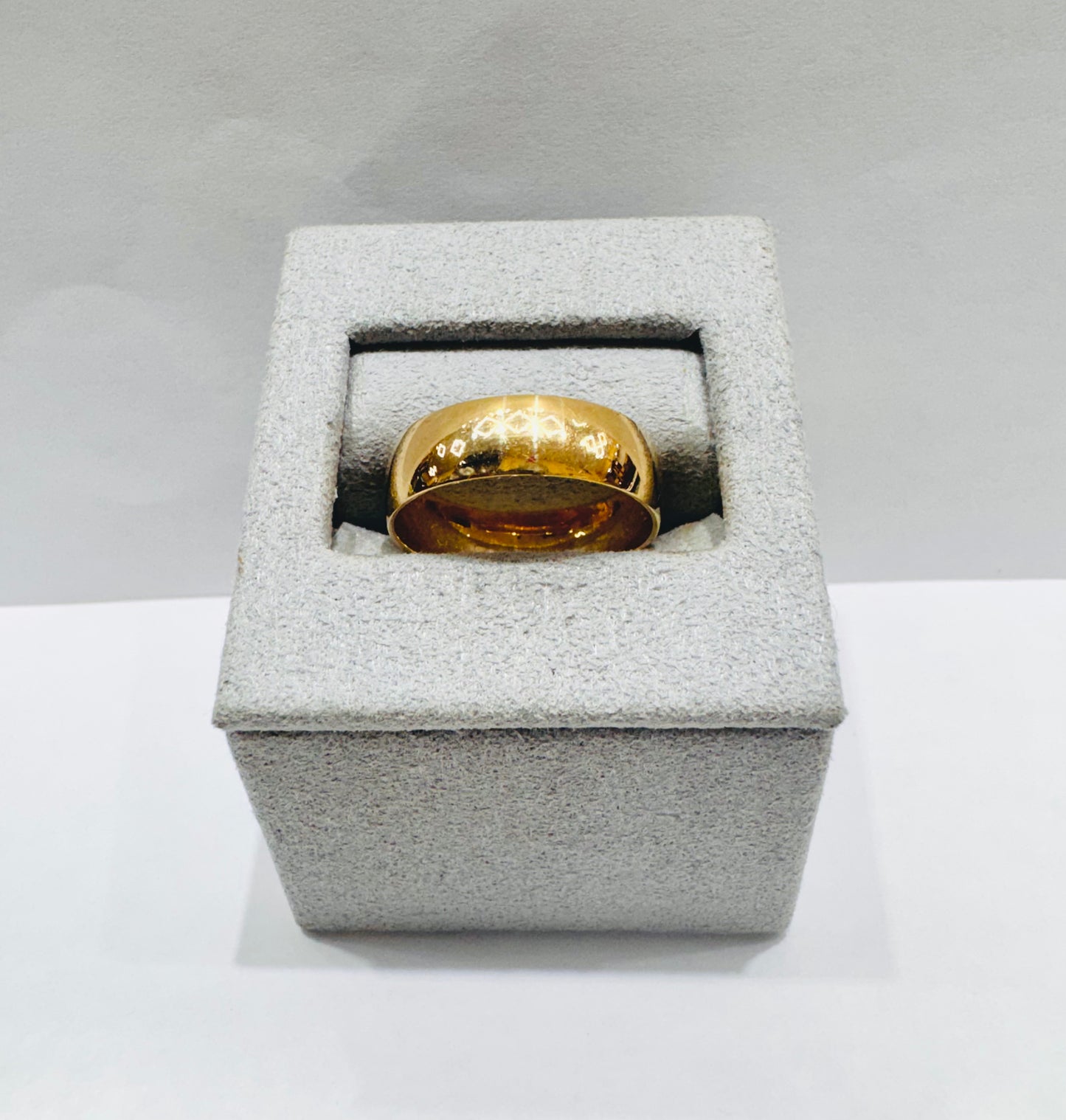 14K GOLD WEDDING BAND, WEIGHT: 2gm, SIZE: 8.5, WIDTH: 5.6mm