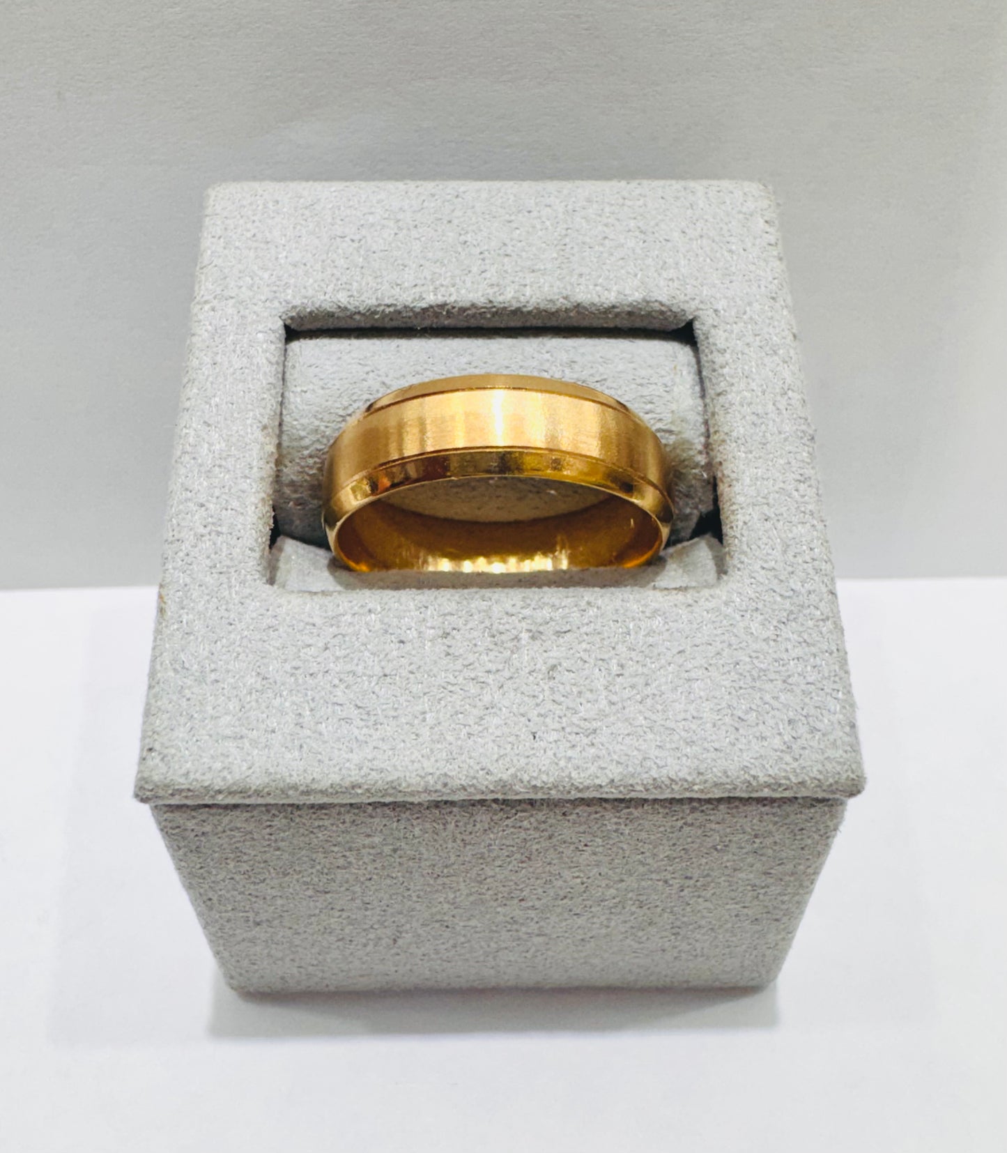 14K GOLD WEDDING BAND, WEIGHT: 5.7gm, SIZE: 10, WIDTH: 6.4mm
