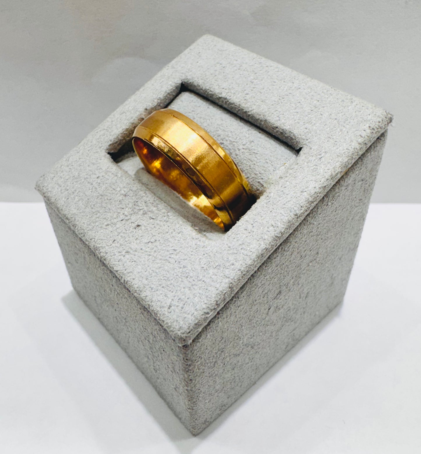14K GOLD WEDDING BAND, WEIGHT: 5.7gm, SIZE: 10, WIDTH: 6.4mm