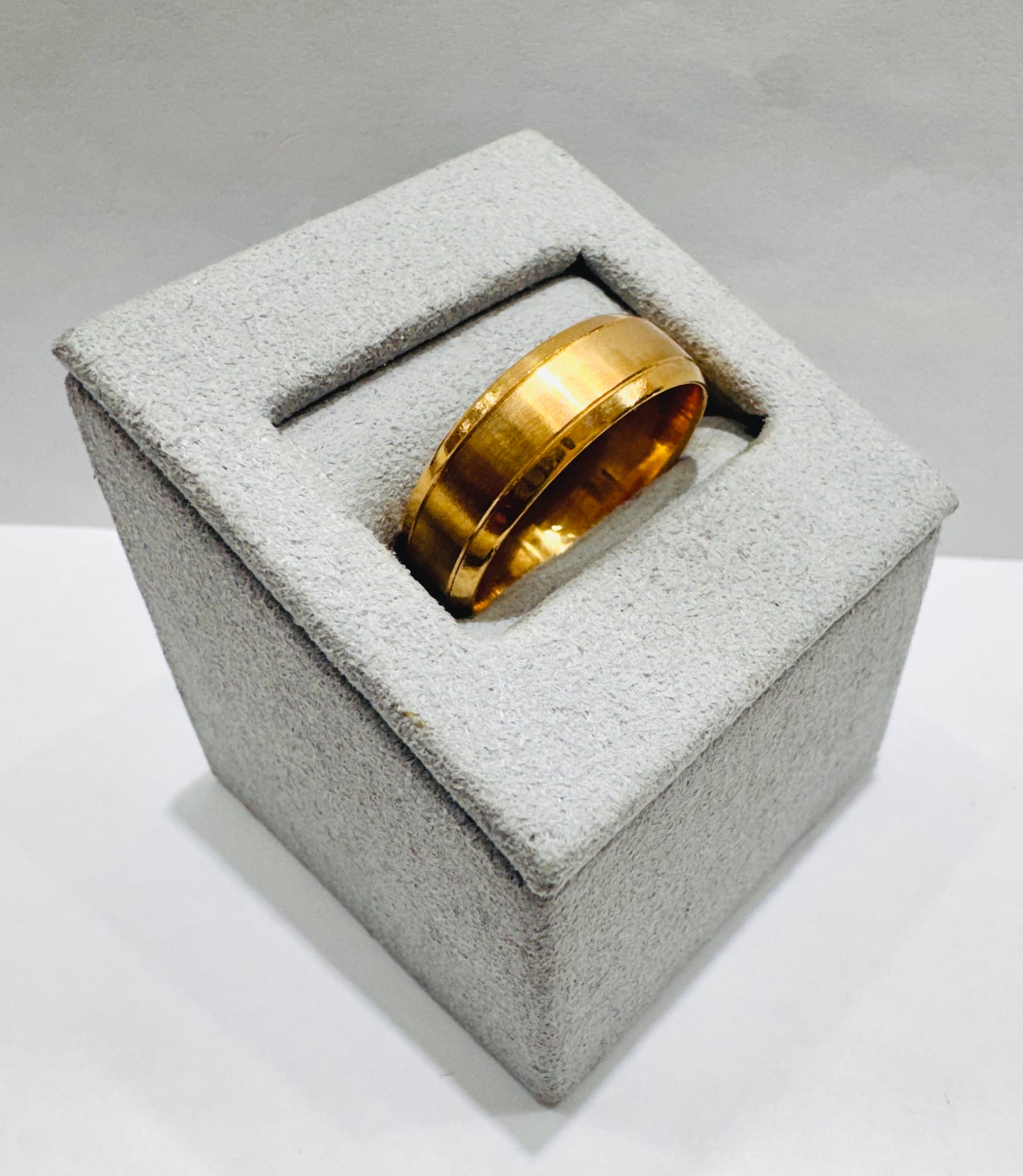 14K GOLD WEDDING BAND, WEIGHT: 5.7gm, SIZE: 10, WIDTH: 6.4mm