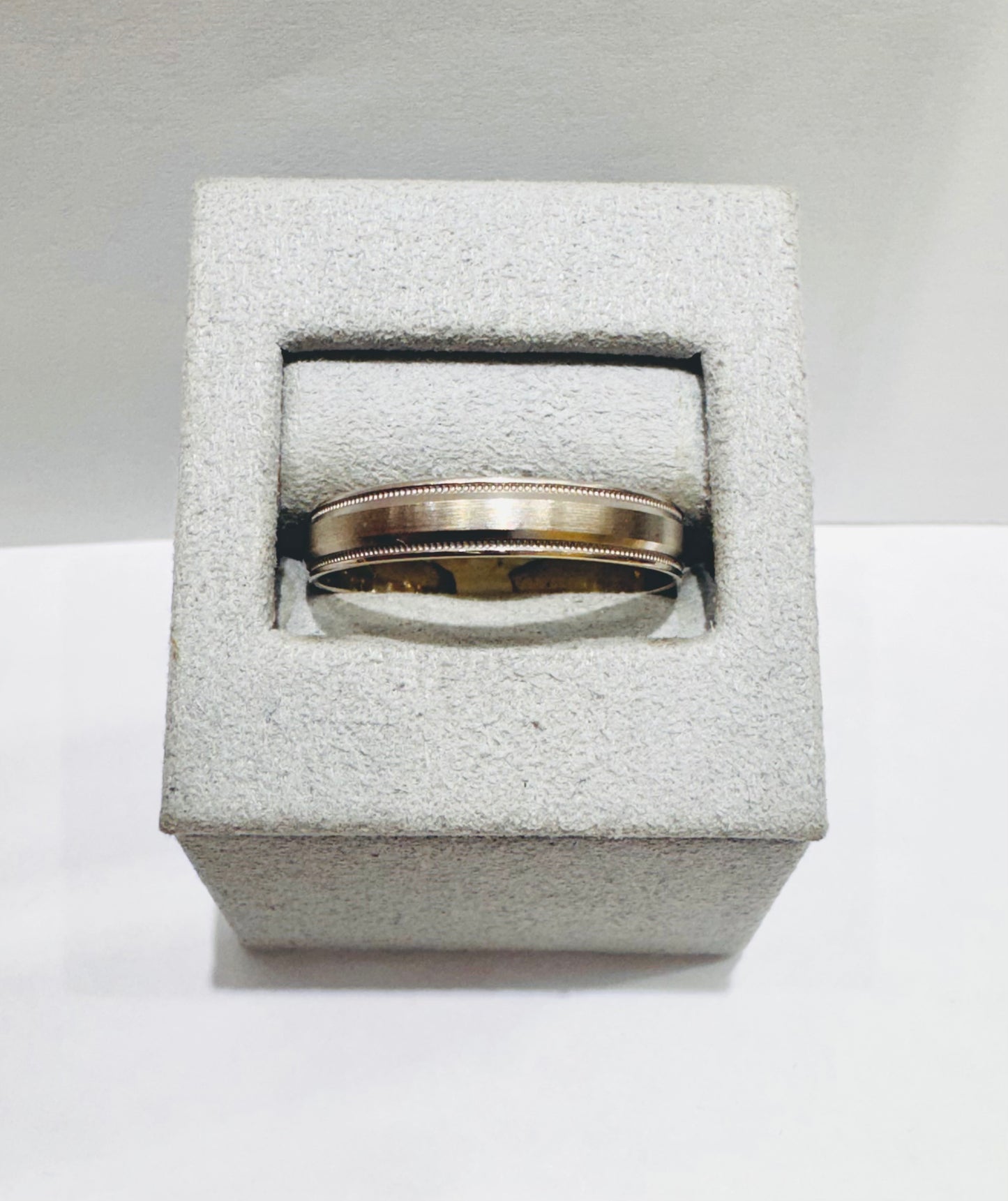 10K WHITE GOLD WEDDING BAND, WEIGHT: 3gm, SIZE: 13, WIDTH: 4.3mm