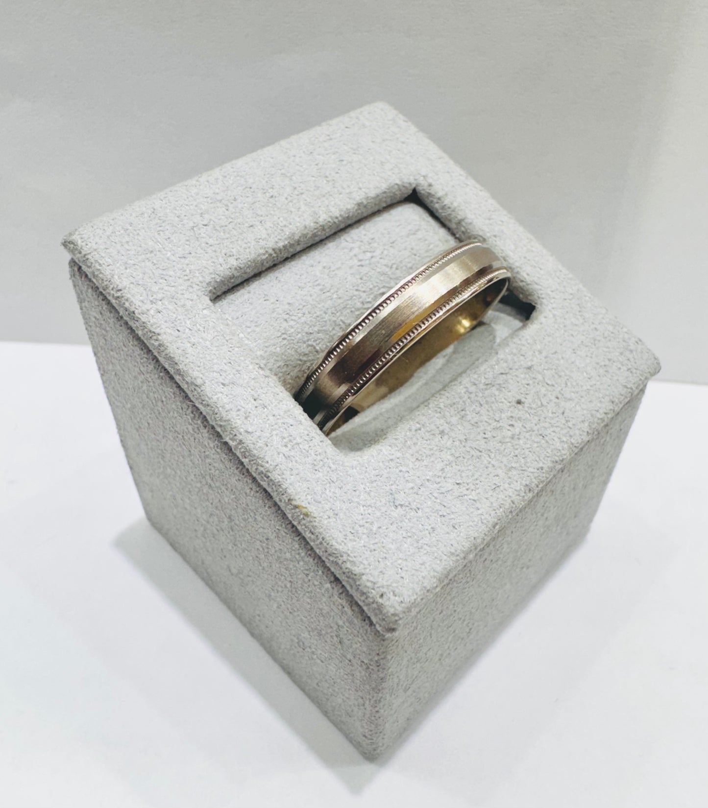 10K WHITE GOLD WEDDING BAND, WEIGHT: 3gm, SIZE: 13, WIDTH: 4.3mm